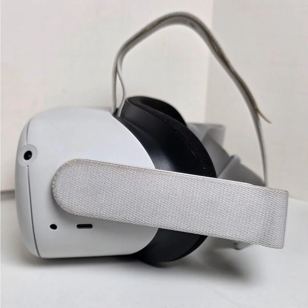 MetaQuest 2 VR Headset Only for Parts / Repair Powers On As-Is